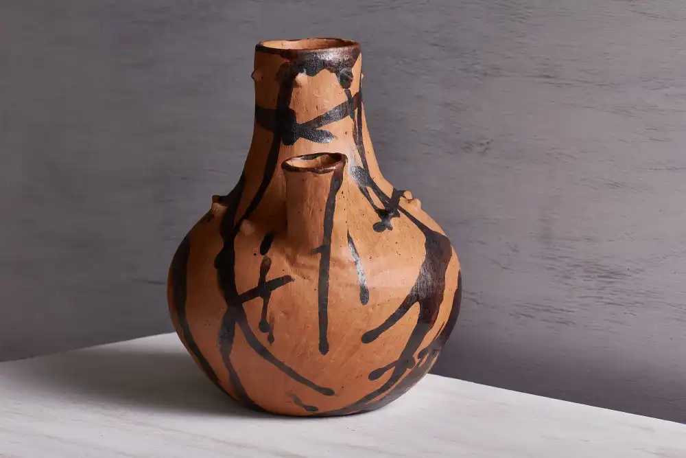 Barro chorreado vase side view