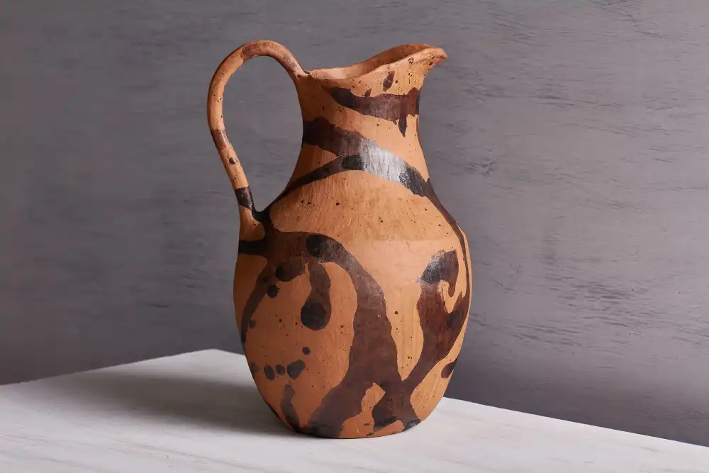 Barro chorreado pitcher side view
